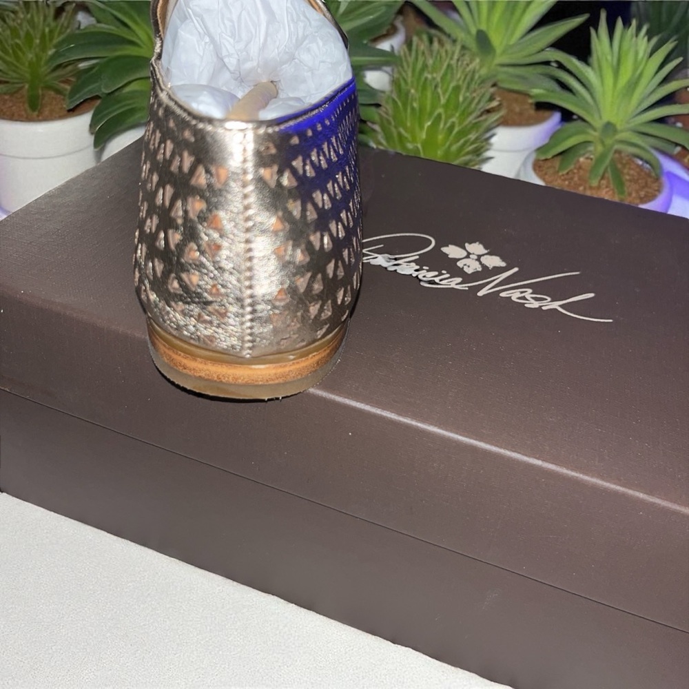 New in Box Patricia Nash Gold Metallic Loafers for Women SIZE 7 M - Picture 4 of 5